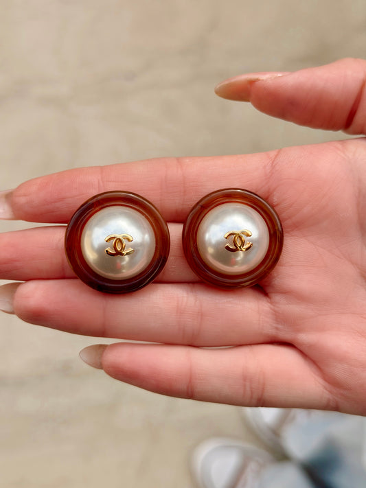Amber Pearl – Statement Button Earring